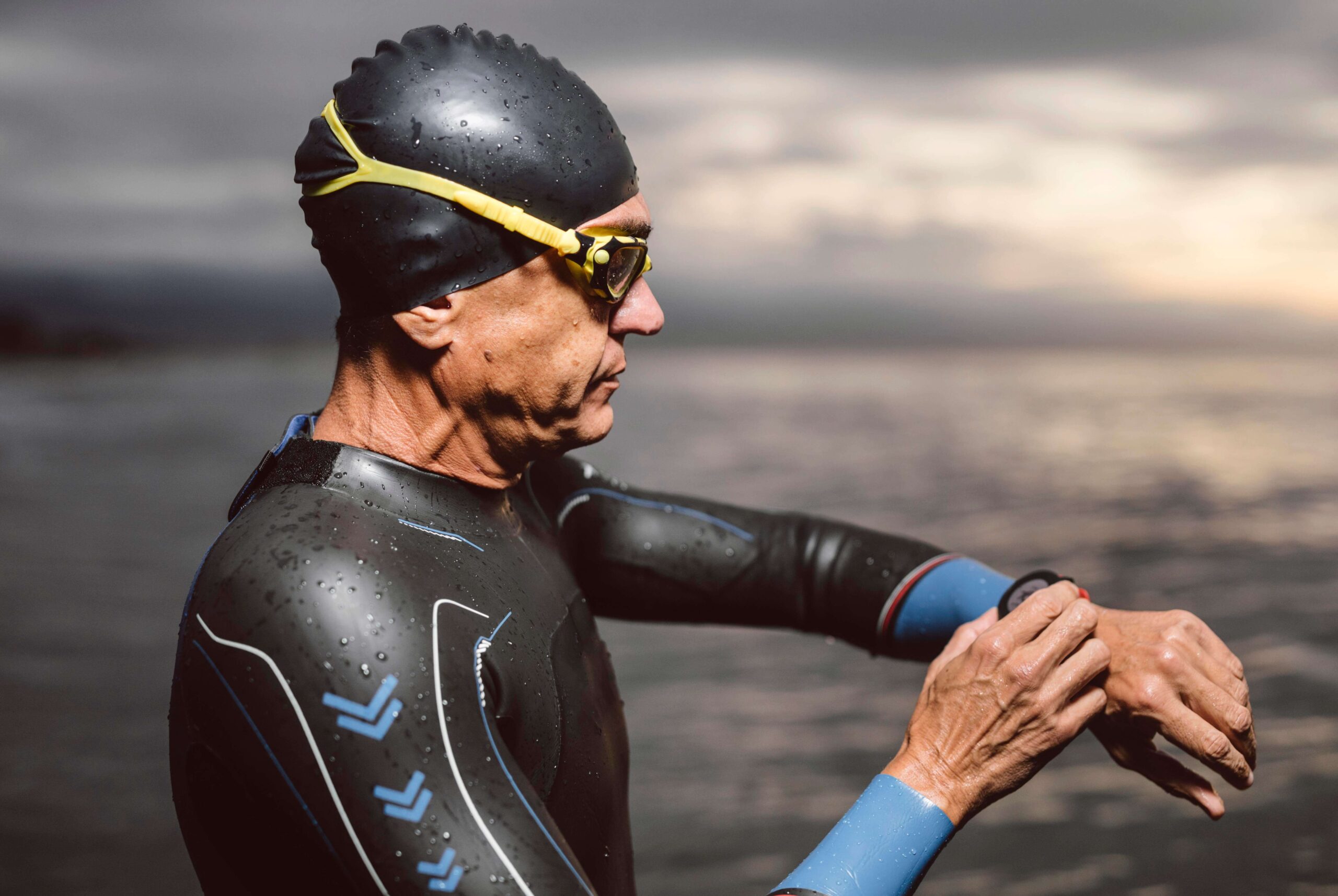 riatlonac u profesionalnoj triatlonskoj odjeći tijekom tranzicije s bicikla na trčanje.